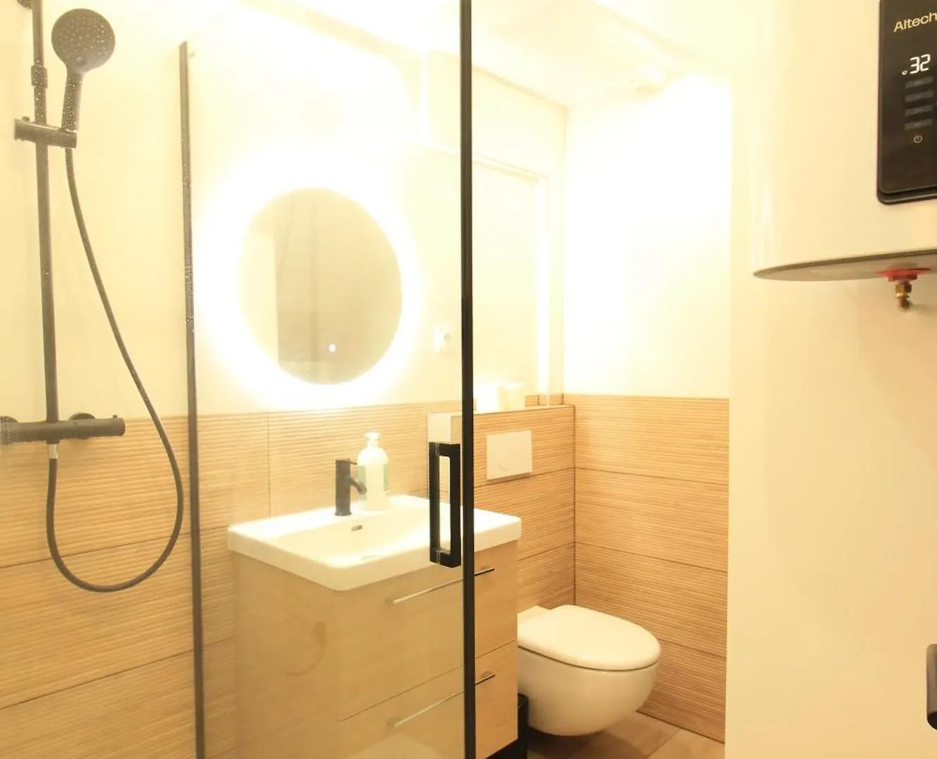 Disponible - Appartement Entier - Matelas Emma - Rer B Laplace, 5Mn Paris - 2 Pers - Parking Rue Gratuit - Tout Equipe - Rdc - 1 Arcueil France